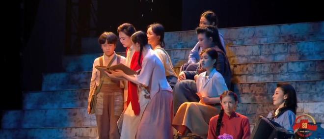 敏涛演哭了罗晋帅气刘昊然台词优秀！九游会j9登陆九三晚会太震撼！被刘(图7)